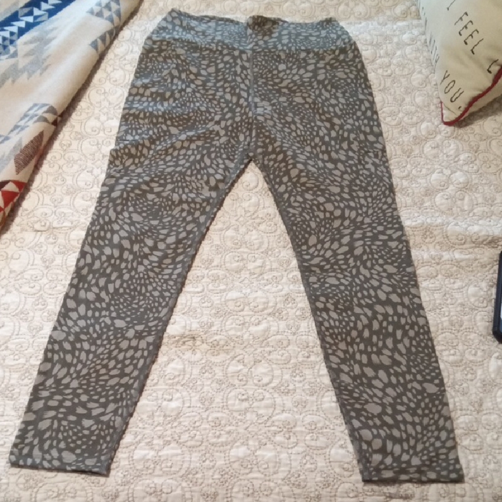 NWT! Lou & Grey Olive Patterned Leggings - Picture 3 of 9